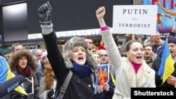 Протест проти агресії Росії щодо України. Учасники походу до російського консульства в Нью-Йорку співають гімн України, 2014 рік (ілюстраційне фото)