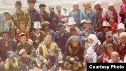 Акылбек Атабаев (солдон үчүнчү) чоң атасы Атабайдын Кытайда калган бир тууганы Молдонурматтын небереси Зубайда (оң жагында тыбыт жоолукчан) менен, 2004-жыл, Кытай
