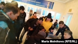 Пришедшие в офис «Нур Отана» на прием в связи с требованиями растаможки автомобилей с иностранными номерами. Уральск, 17 января 2020 года.