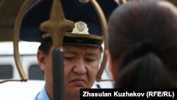 Полицейский у ворот здания комитета уголовно-исполнительной системы. Иллюстративное фото.