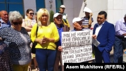 Сот шешіміне наразы тұрғындар президент әкімшілігінің алдына жиналды. Нұр-Сұлтан, 9 шілде, 2019 жыл.