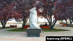 «Sırtan atuv». Bu abide yerli kommunistlerniñ teşebbüsinen 2007 senesi sentâbr ayında tiklengen edi