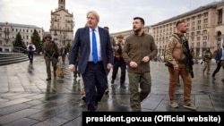 Президент України Володимир Зеленський (посередині) і премʼєр-міністр Великої Британії Борис Джонсон (ліворуч). Київ, 9 квітня 2022 року