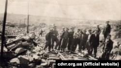 Норильське повстання 1953 року, Норильск. Українські політв'язні під час роботи на кам'яному кар'єрі, 1955 рік (фото з Архіву Центру досліджень визвольного руху)