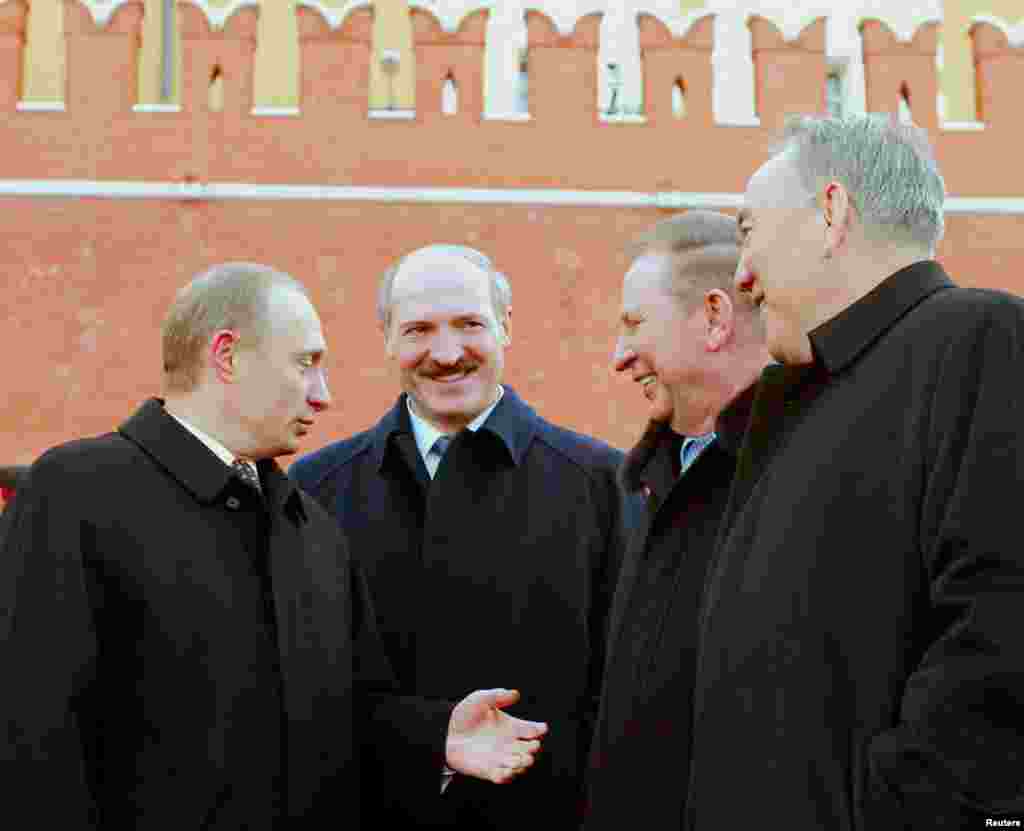 2003 год. Пуцін, Лукашэнка, кіраўнікі Ўкраіны і Казахстану Віктар Кучма і Нурсултан Назарбаеў у Маскве. Лукашэнка ўсё менш кантактуе з краінамі Захаду, усё больш — з былым СССР