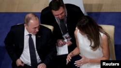 Президент Путин сый тамакта АКШнын биринчи айымы Мелания Трамптын жанында отурган.