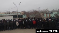 ОСС компаниясының аштық жариялаған жұмысшылары. Ақтау, 18 қаңтар 2017 жыл.