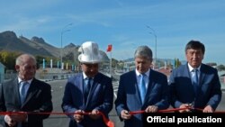 Көпүрөнү ачуу учурунда. Оштун губернатору Сооронбай Жээнбеков, президент Алмазбек Атамбаев жана мэр Айтмамат Кадырбаев.
