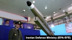 Ирандын коргоо министри кыска аралыктагы ракетанын жаңы түрүн көрсөтүүдө. Август, 2018-жыл