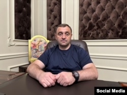 Ватакож кримінального угруповання із Горлівки Армен Саркісян. За даними російських ЗМІ та телеграм-каналів, саме він постраждав внаслідок вибуху і помер у лікарні від отриманих травм