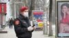 Carabinier într-o stație de transport public la Chișinău, după decretarea stării de urgență