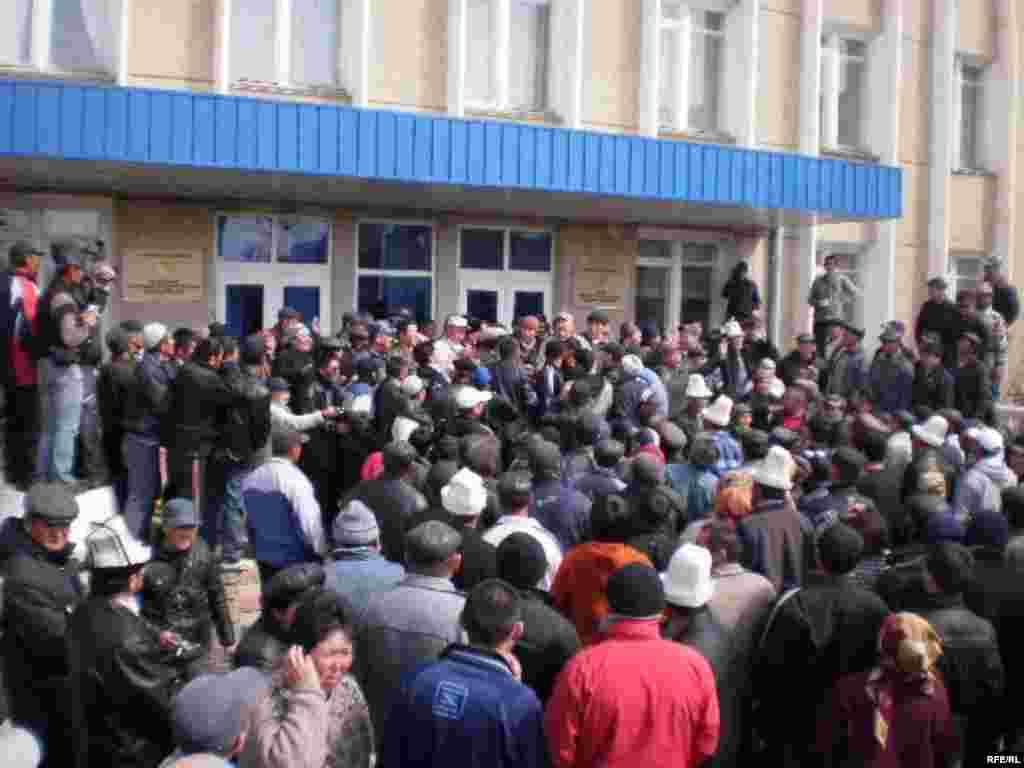 Нарындағы наразылық шарасы, 7 сәуір, 2010 жыл. - 2010 жылдың 7-і сәуір күні Қырғызстанның кей аймақтарындағы жағдай ушыға бастады. Нарындағы наразылық шарасына қатысушылар жергілікті әкімшілік ғимаратын басып алды.
