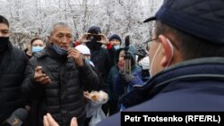 Один из участников траурной акции в Алматы обращается к журналистам. 13 ноября 2020 года.