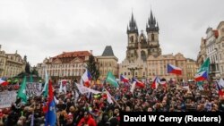Прагада миңдеген демонстранттар карантиндик чектөөлөргө нааразылык билдиришти. 10.1.2021.