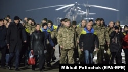 Президент України Петро Порошенко разом зі звільненими з полону на аеродромі в Харкові, 27 грудня 2018 року