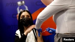 Израилдик айым коронавируска каршы эмделип жаткан кез. Герцлия шаары. 2021-жылдын 3-февралы. 