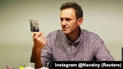Жақтастарынан келген хаттарды оқып жатқан Алексей Навальный. 18 қазан 2020 жыл.