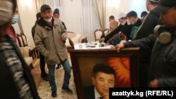 Қирғизистон президенти С. Жээнбековнинг кабинетини эгаллаб олган митингчилар, Бишкек, 2020 йил 6 октябри.