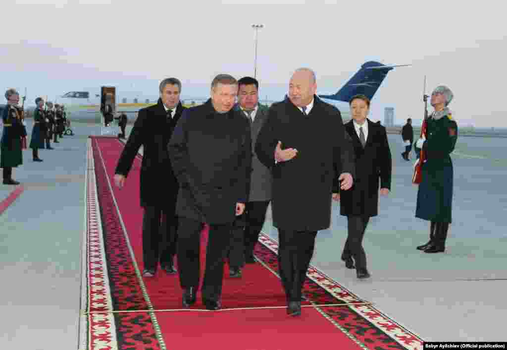  Беларусь Республикасынын Премьер-министри Андрей Кобяков баштаган делегация «Манас» Эл аралык аэропортунда.