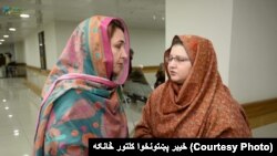 د خیبر پښتونخوا کلتور څانګې مشره شمع نعمت د ماه جبین قزلباش له لور سره په روغتون کې ولیدل: ۲۰۲۰، ۰۶ جنوري 