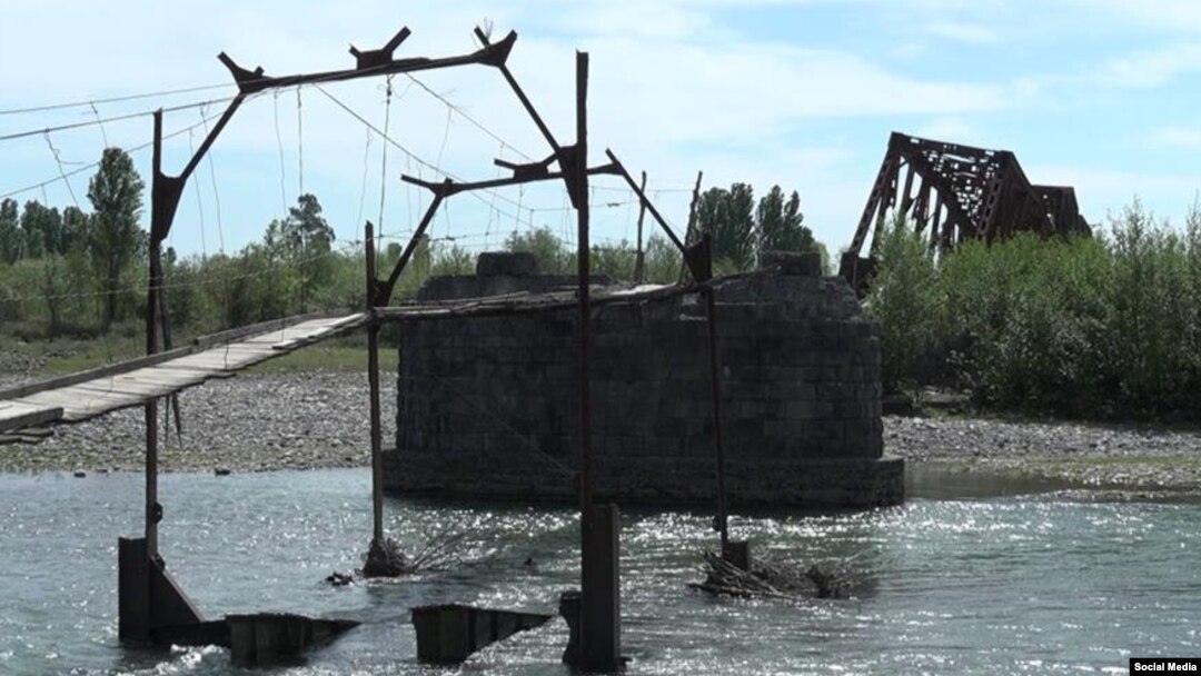 Пункты пропуска, кроме главного, были открыты в мае 2013 года. Тогда Тбилиси расценил их появление как «проявление доброй воли абхазской стороны»