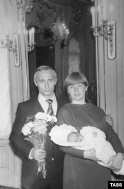Володимир Путін з дружиною Людмилою і донькою Марією. 1985 рік