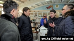 На ТЭЦ Бишкека. В центре - Сапар Исаков и Айбек Калиев.