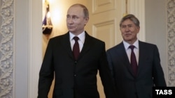 Sappasağ Vladimir Putin (solda) keçmiş Qırğızıstan prezidenti Almazbek Atambayevlə
