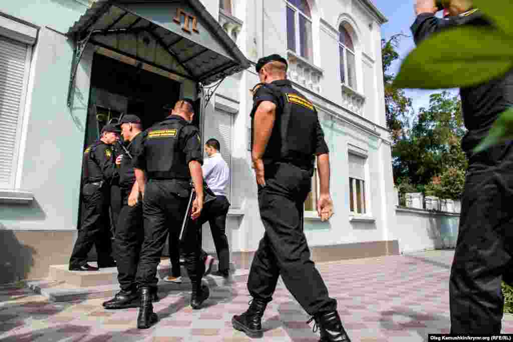 Судові пристави Російської Федерації заходять в будівлю Меджлісу кримськотатарського народу