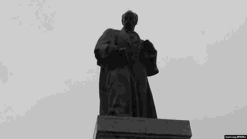 Пам'ятник Тарасу Шевченку в Севастополі. Кобзар «дивиться» на місто