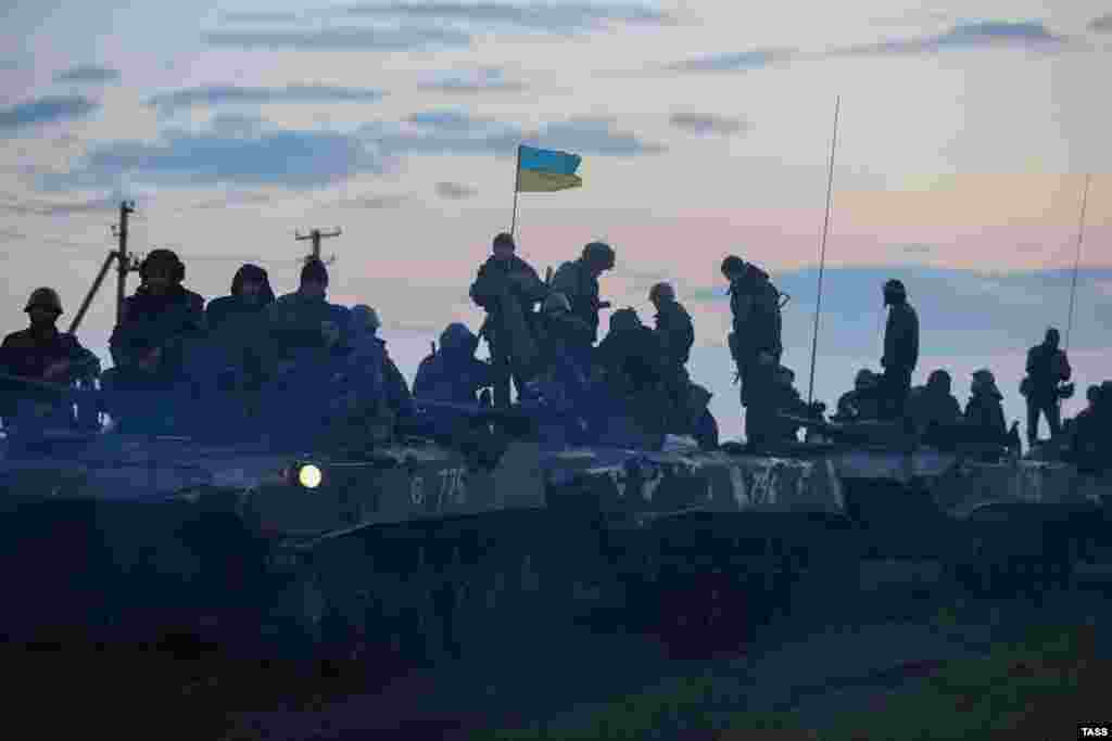 Колона української бронетехніки на підході до Слов'янська у Донецькій області, 14 квітня 2014 року