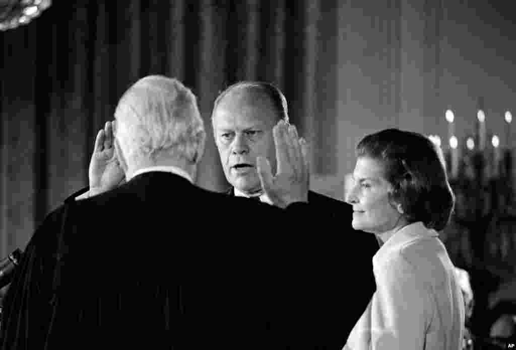 Jerald Ford Ak tamda ABŞ-nyň 38-nji prezidenti hökmünde kasam içýär (aýaly Betti sagda). Inaugurasiýa dabarasy 1974-nji ýylyň 9-njy awgustynda Riçard Niksonyň wezipesinden çekilen güni boldy. 