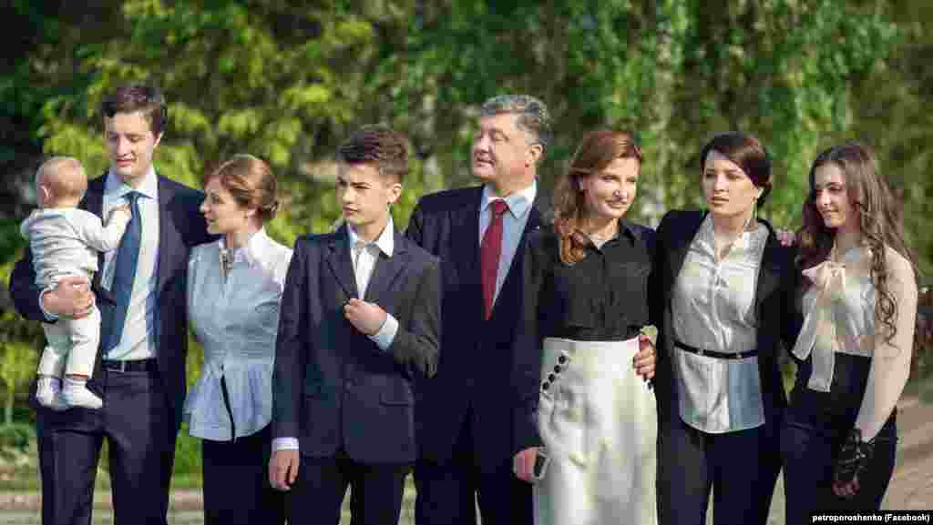 Петро Порошенко майже 35 років перебуває у шлюбі з Мариною Порошенко. Вони мають чотирьох дітей &ndash; двох синів і двох дочок. Старший син &ndash; Олексій Порошенко – є народним депутатом України, дві середні дочки навчаються в Лондоні, молодший син &ndash; студент британського коледжу в місті Шусбері. На фото: президент України Петро Порошенко із родиною (архівне фото)