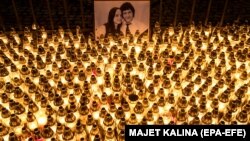 Фото Яна Куціака і Мартіни Кушнірової під час акції пам’яті біля будівлі словацького уряду в Братиславі, 28 лютого 2018 року