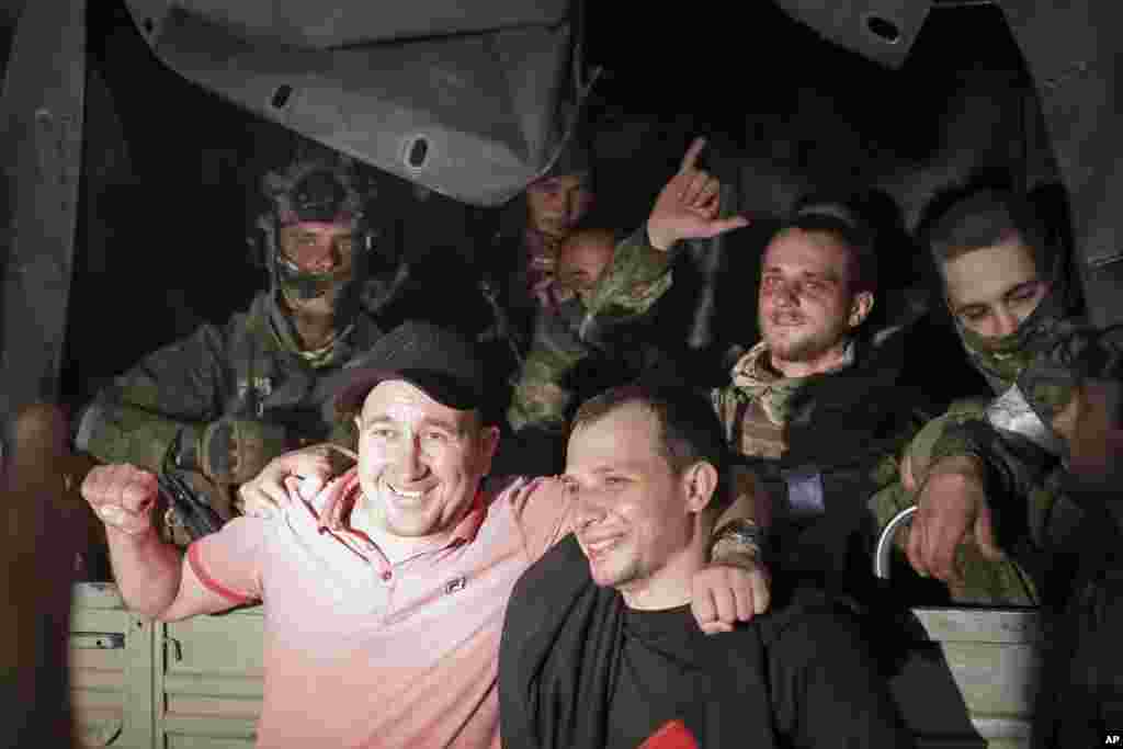 Двое мужчин позируют фотографу с членами группы наёмников «Вагнер», которые ждут в своей военной машине на улице Ростова-на-Дону. «Марш за справедливость» Пригожина и его отрядов ЧВК стал самым большим внутренним вызовом, с которым столкнулся президент Владимир Путин во время своего правления