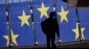 Чоловік біля будівлі Європпарламенту, де проводяться обшуки в рамках бельгійського розслідування ймовірного російського втручання та ймовірної корупції в Брюсселі, 29 травня 2024 року