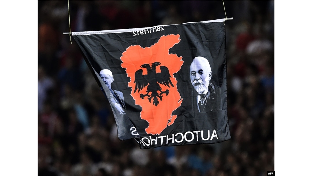 Zastava "Velike Albanije" prikačena na dron