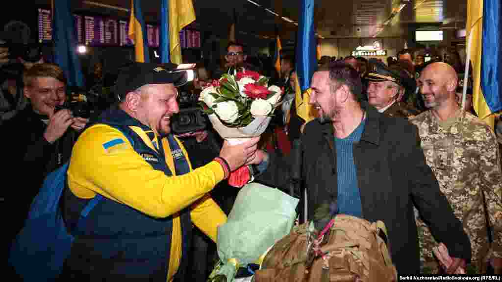 Українські спортсмени із 20 нагородами повернулися зі змагань Invictus Games («Ігри нескорених»). Це міжнародні змагання в паралімпійському стилі, де беруть участь поранені військовослужбовці та ветерани. Всього українці здобули в Австралії 7 золотих, 10 срібних і 3 бронзові медалі. У медальному заліку Україна посіла п’яте місце. Київ, Бориспіль, 29 жовтня 2018 року ПЕРЕГЛЯНЬТЕ ФОТОГАЛЕРЕЮ