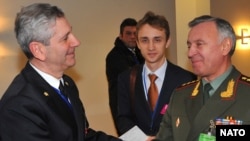 Глава Военного комитета НАТО Джампаоло Ди Паола (слева) и начальник Генерального штаба российских Вооруженных сил Николай Макаров в Брюсселе (26 января 2010 года)