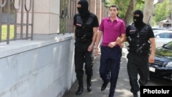 Ոստիկանները Տիգրան Խաչատրյանին ուղեկցում են դատարան, Երևան, 27-ը հուլիսի, 2015թ․