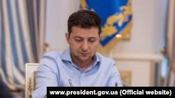 Укази набирають чинності з дня опублікування