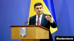За словами Володимира Гройсмана, зараз закінчують переговори з міжнародними партнерами і визначають в уряді модель роботи митниці та ДФС