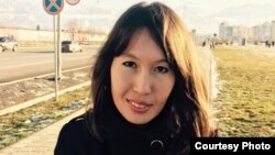 Жительница Алматы Акмарал Тобылова, подозреваемая в поддержке движения «Демократический выбор Казахстана», которое признано казахстанским судом экстремистским.