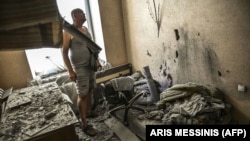 Чоловік у своєму зруйнованому будинку, в якому ракета пробила ліжко. Місто Лисичанськ Луганської області, 7 червня 2022 року