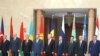 Суратлар учун кўрсатиладиган табассумларга қасдма-қасд¸ кузатувчилар фикрича¸МДҲ раҳбарлари ичида ҳамкорликдан кўра ихтилоф кучайиб бормоқда.
