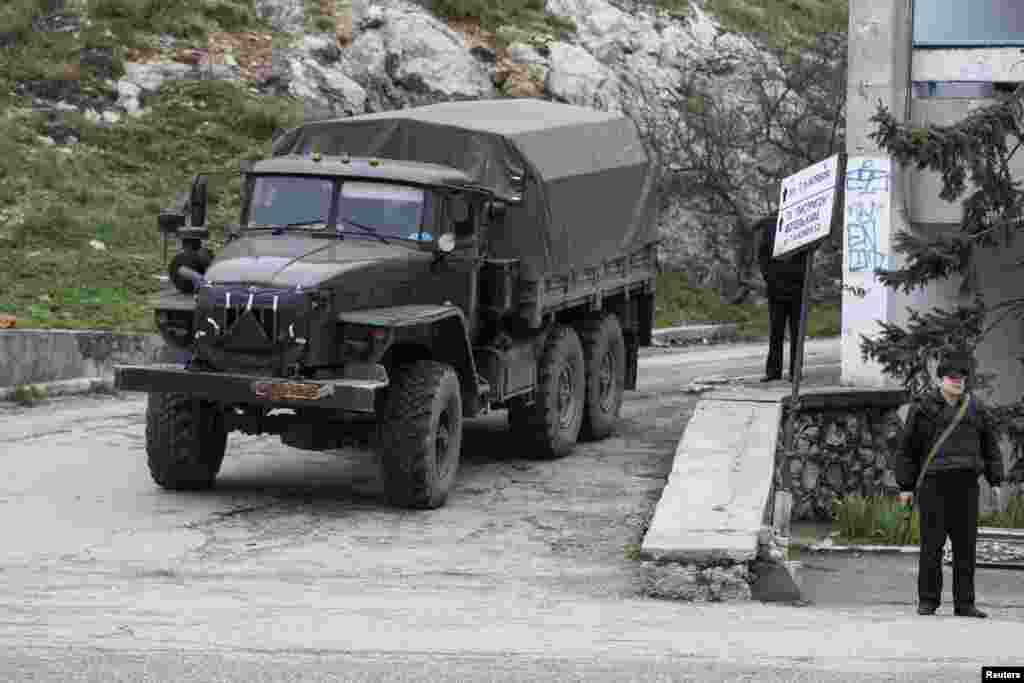 Українську прикордонну базу в Балаклаві оточили. 28 лютого 2014 року