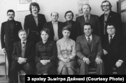 Фота з архіву Зьмітра Дайнекі Рэдакцыя часопіса «Маладосьць». Сядзяць: Уладзімер Дамашэвіч, Яніна Важнік (тэхрэд), Валянціна Шылянкова (карэктар), Анатоль Грачанікаў, Янка Сіпакоў; стаяць: Валянцін Ждановіч, Алесь Гаўрон, Васіль Гігевіч, Алесь Кажадуб, Леанід Дайнека, Мікола Купава. 1983 г.