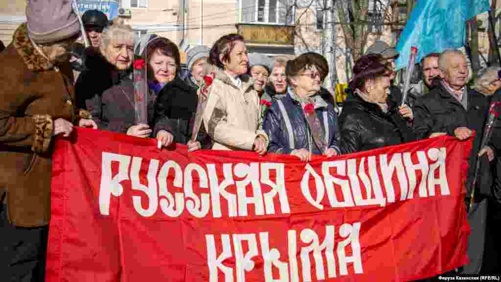 На площади Амет-Хана Султана собрались представители «Русской общины», «Крымпатриотцентра», «Союза советских офицеров» и других организаций
