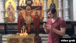 Руслан Соколовський грає в PokemonGo у храмі, Єкатеринбург
