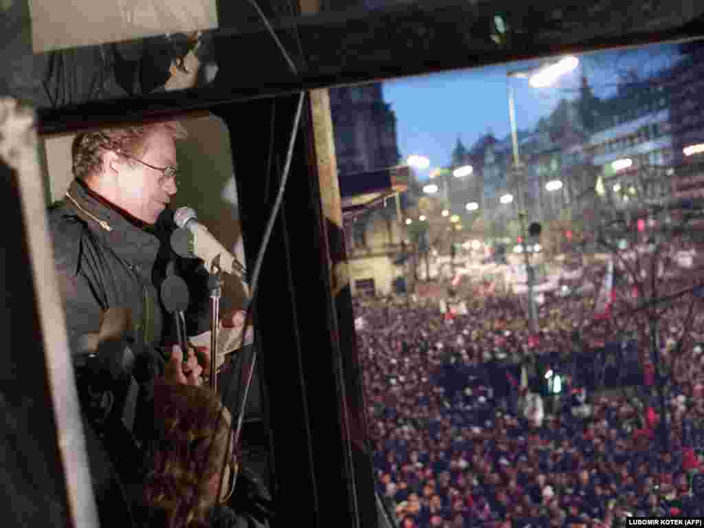Чехославкия/Чех Республикасы - оппозициялык Жарандык форумдун лидери Вацлав Гавел Прагада миңдеген элдин алдында сүйлөөдө, 24.11.1989